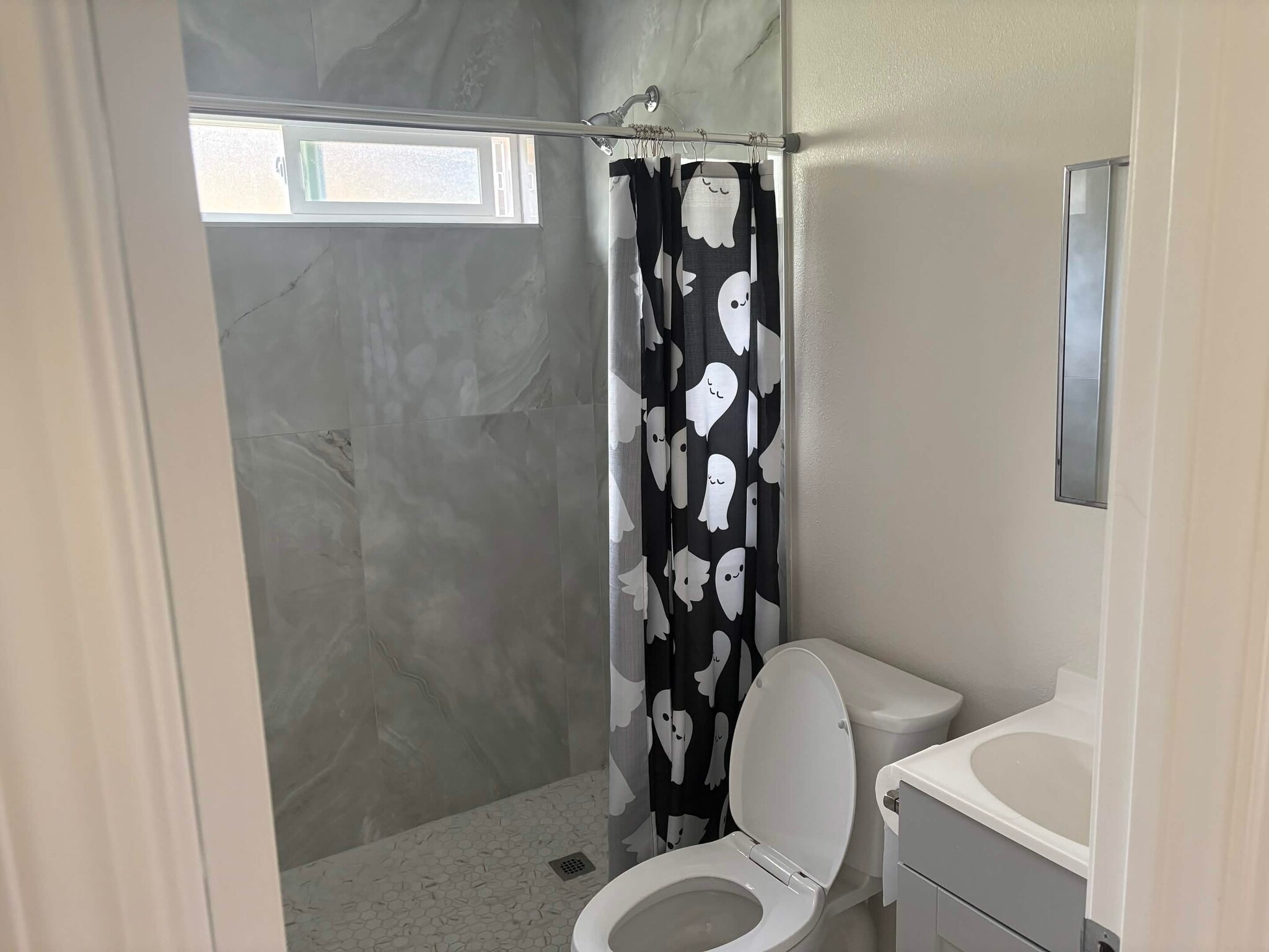 Bathroom - 1645 Kamehameha IV Rd