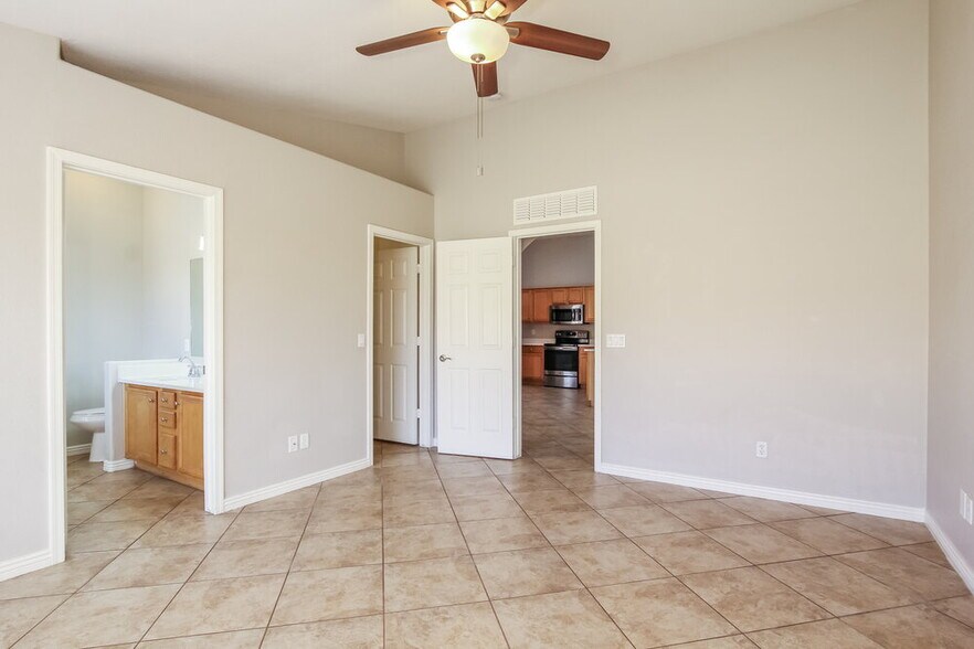 Building Photo - 3910 N 125th Dr