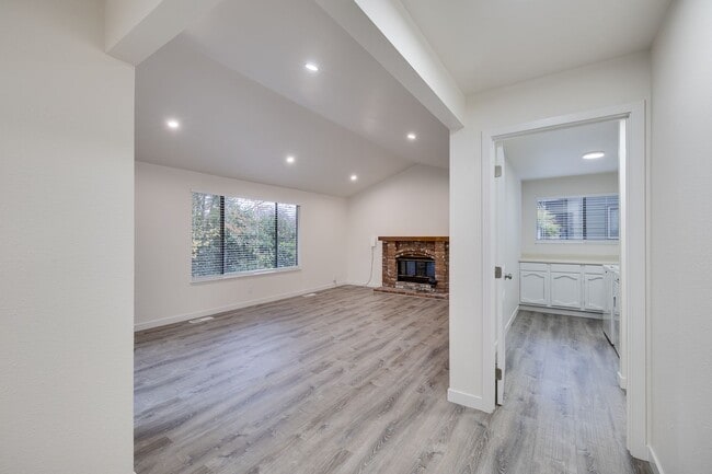 Building Photo - Beautifully Remodeled 4-Bedroom Home in Kenmore for Rent