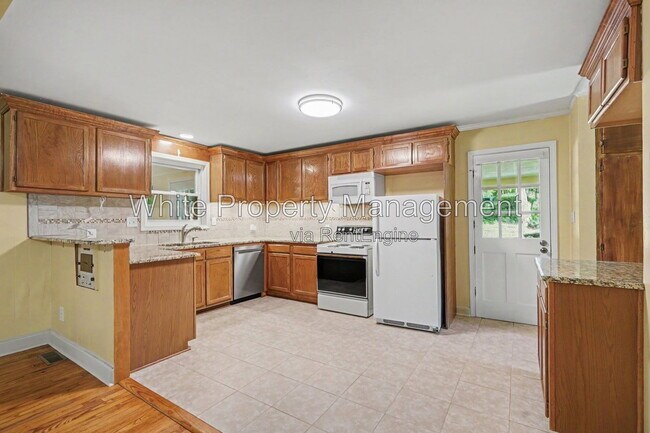 Building Photo - 7017 Linda Lake Dr