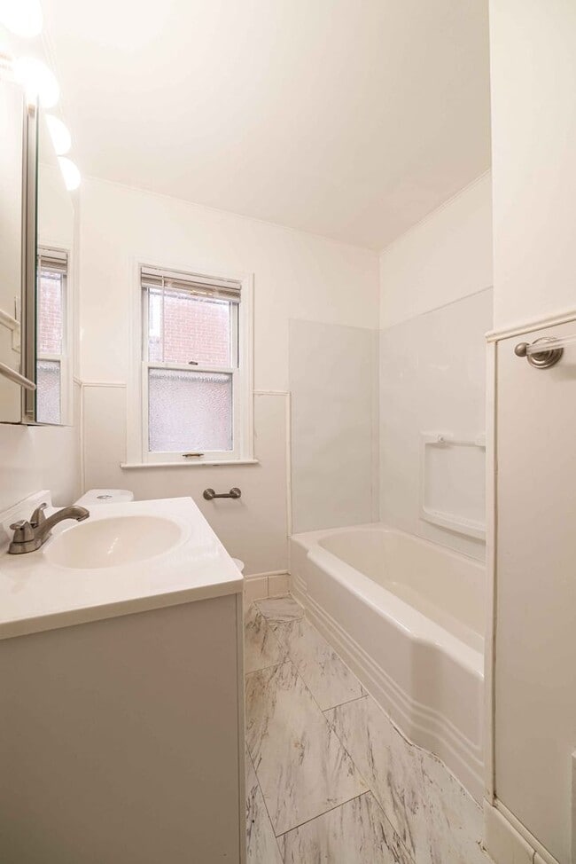 Building Photo - $1295- 4 Bed / 1.0 Bath Newly Renovated Ho...