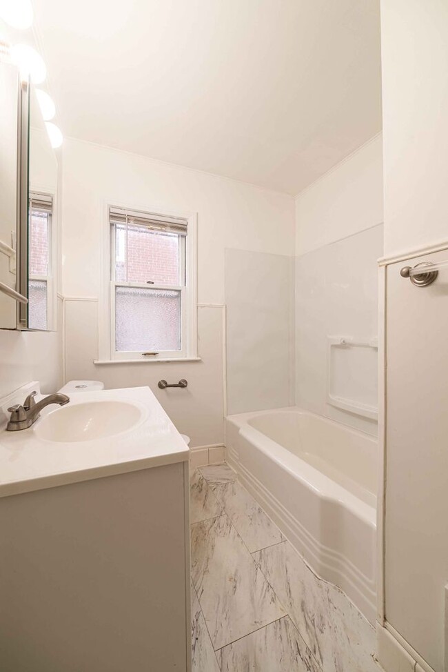 Building Photo - $1395- 4 Bed / 1.0 Bath Newly Renovated Ho...