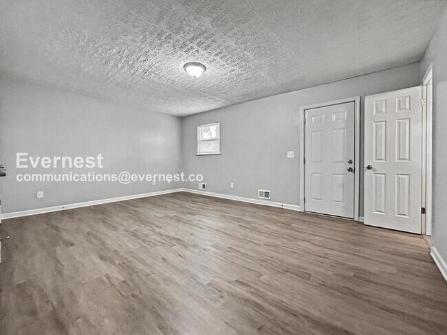 Building Photo - 2 Bed, 2 Bath Home with Fenced Yard & Garage / Pet-Friendly / Available Now!