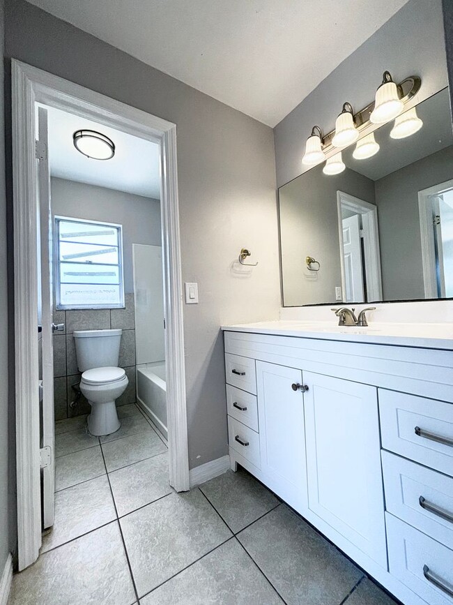 Building Photo - 4133/4135 SW 7th Pl Duplex