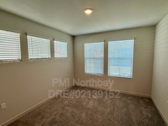 Building Photo - 109 Clownfish St