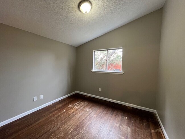 Building Photo - Renovated 3 Bedroom 1 Bath Home for Rent!