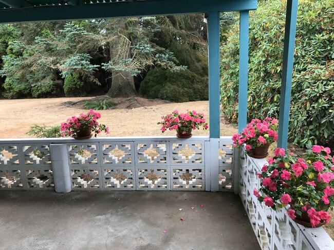 Building Photo - Cozy-Chic in Parkrose ~ Large Fenced Yard ...