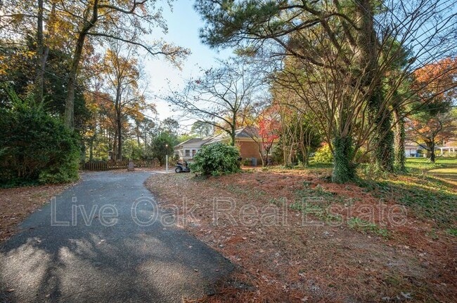 Building Photo - 1612 Whitethorne Rd