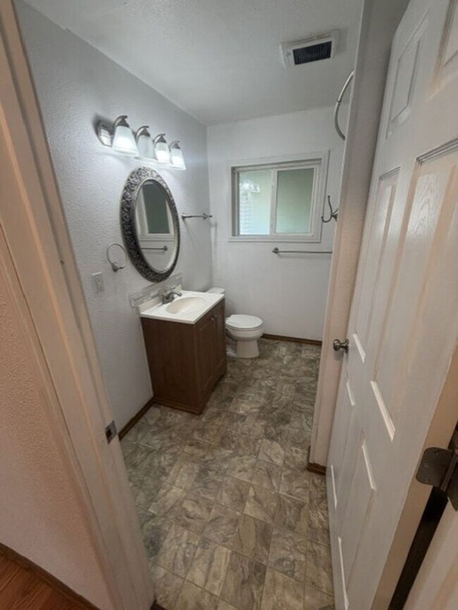 Building Photo - Cozy Centralia home
