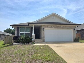Building Photo - Bright, Open Layout | Screened Porch + Paver Patio | Move-In Ready