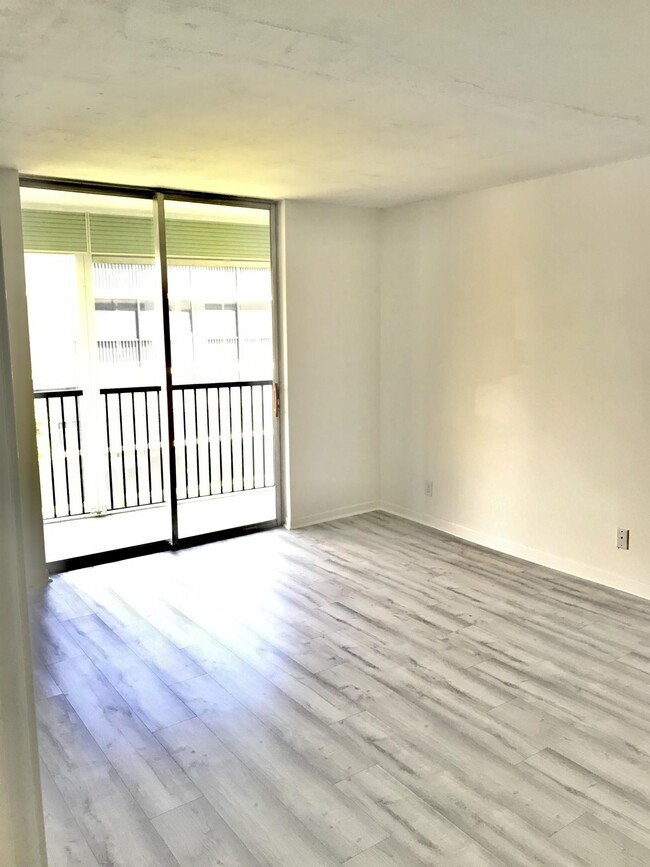 Building Photo - 740 E Ocean Ave