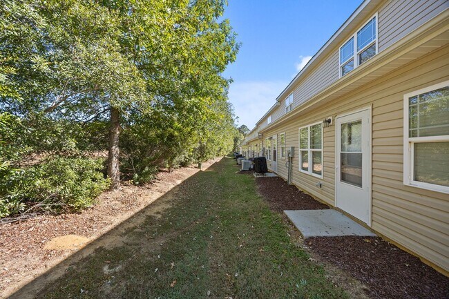 Building Photo - ONE MONTHS RENT FREE FOR THIS SPECIFIC 3 B...