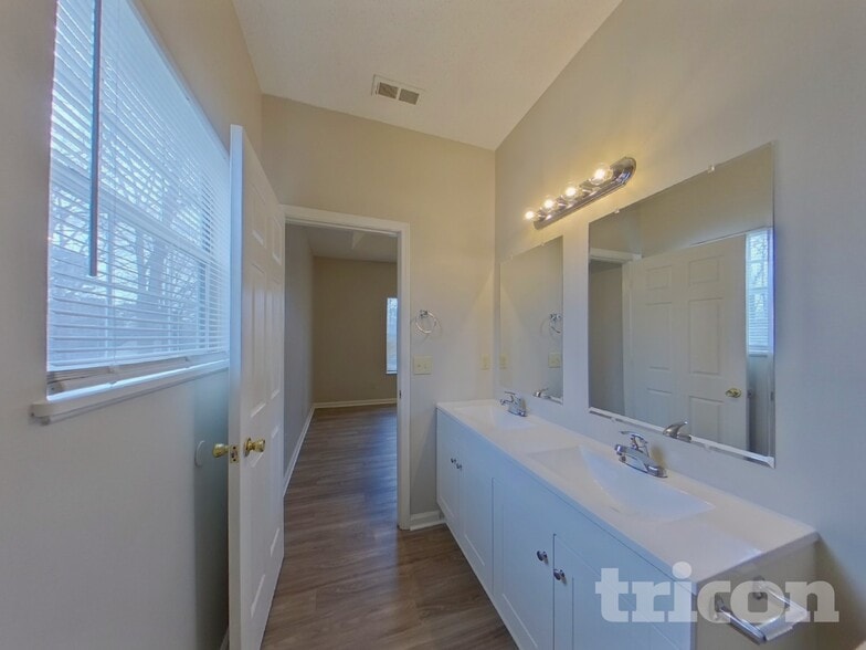 Building Photo - 62 Sweet Thorne Cir