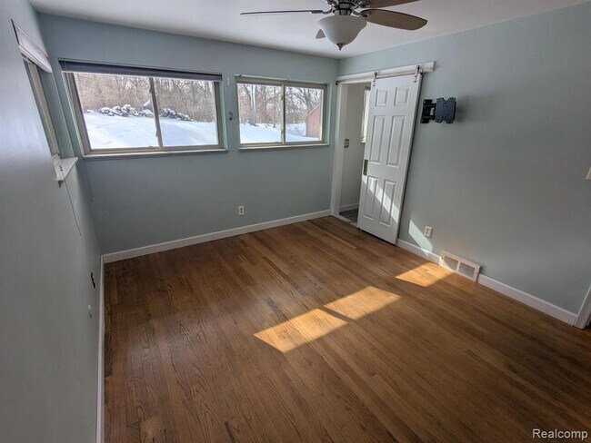 Building Photo - 5155 Greenview Dr