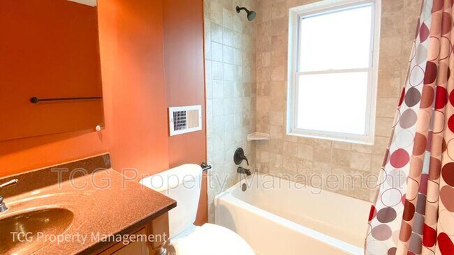 Building Photo - 211 E Van Buren St