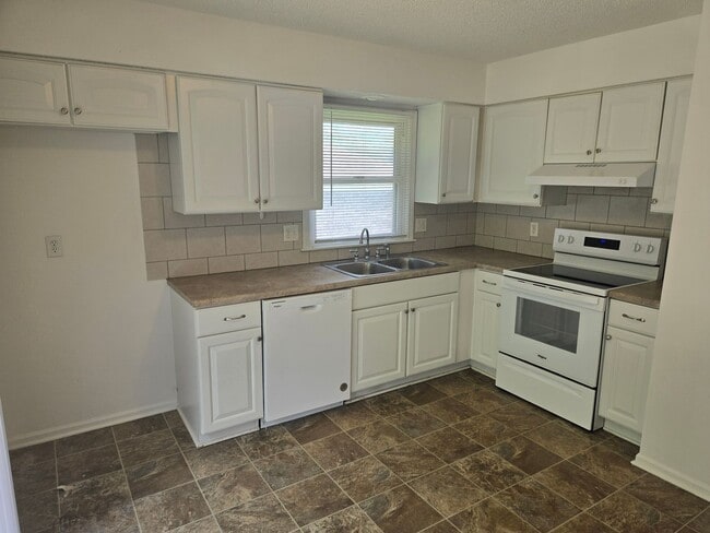 Building Photo - Olathe half duplex 3 Bedroom/2 bath/2 Living areas!