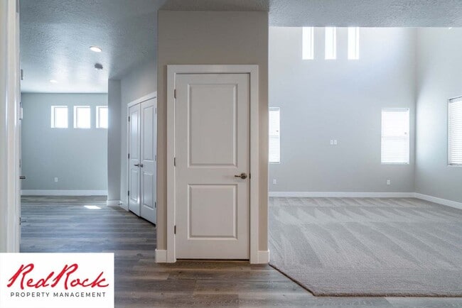Building Photo - 3 Bedroom Hurricane Townhome With Scenic Views