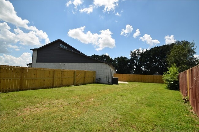 Building Photo - 704 Sun Meadows Loop