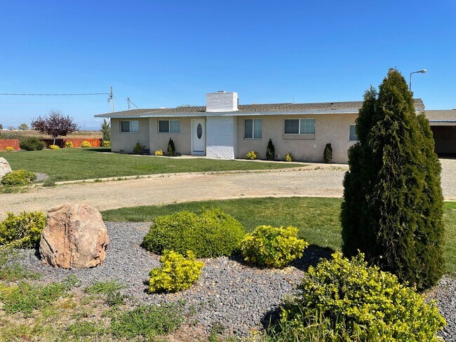 Building Photo - Country Charm Living Single Story Ranch Home
