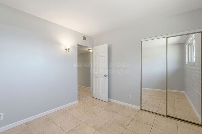 Building Photo - 210 S Alandale Pl