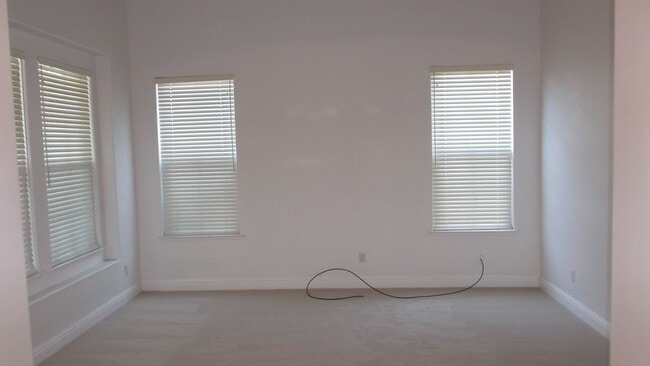 Building Photo - Excellent Elk Grove Location, Spacious 4 b...