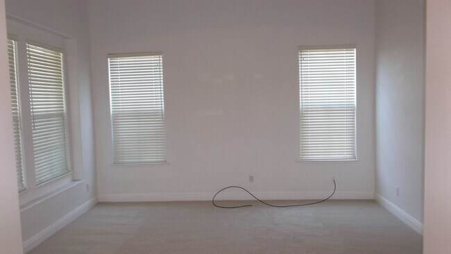Building Photo - Excellent Elk Grove Location, Spacious 4 bedroom home with office, sitting parlor, and large kitchen