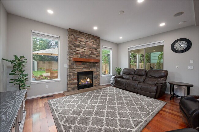 Building Photo - Spacious 4-bed Home with High Ceilings