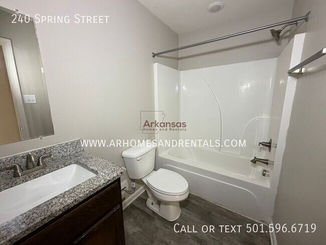 Building Photo - 240 Spring St