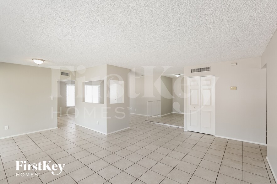 Building Photo - 14016 N 33rd Dr