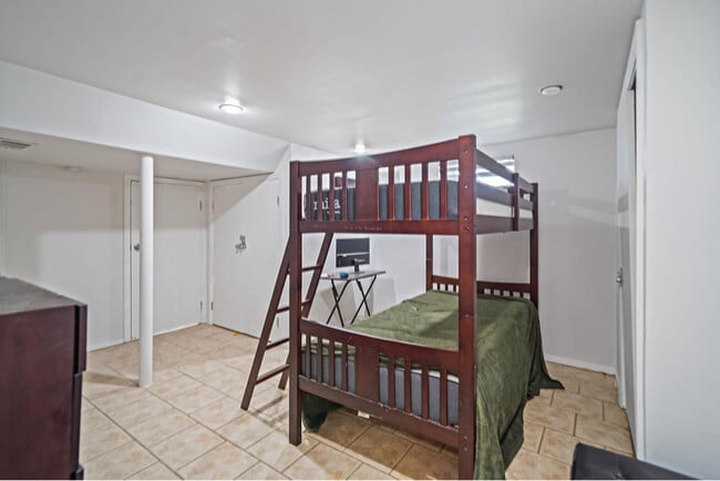 Building Photo - 722 N Ascan St