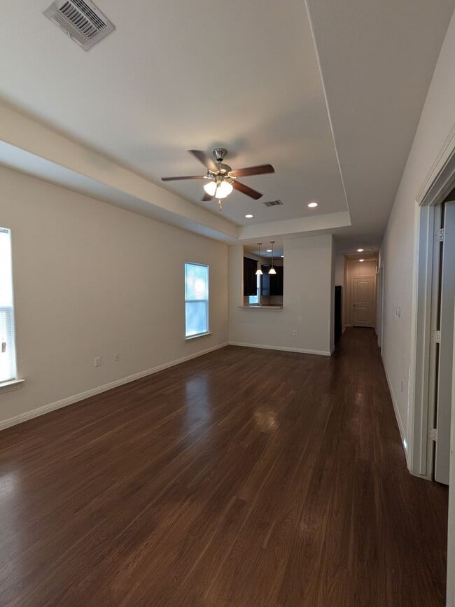 Building Photo - 405 E Simmons Ave