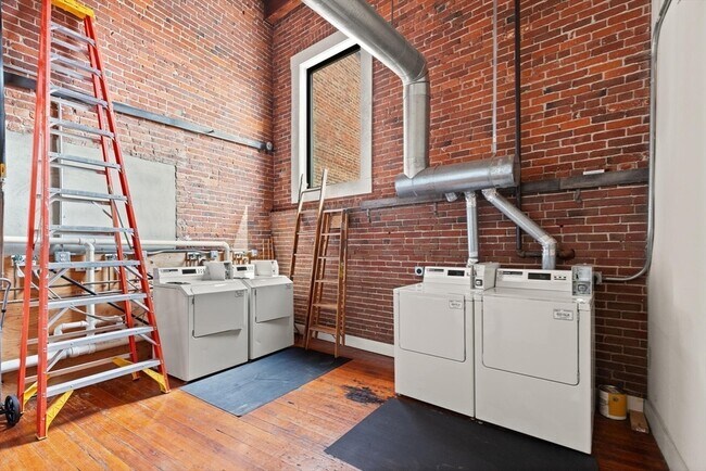 Building Photo - 49 Munroe St
