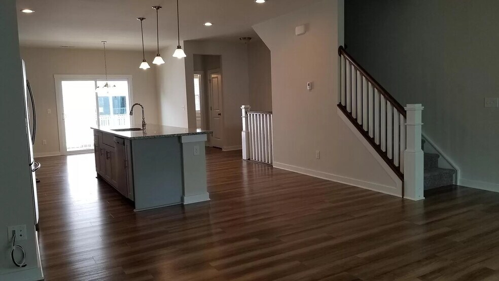 Building Photo - Room in Townhome on Sharon Towns Dr