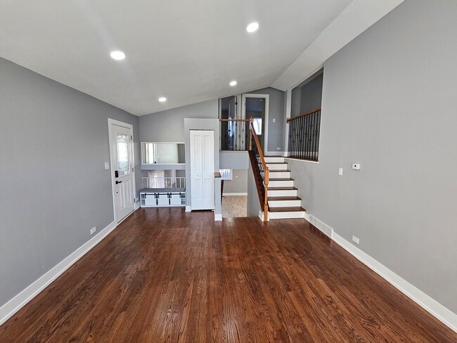 Building Photo - 1535 E Jane Ave