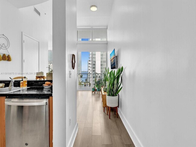 Building Photo - 2200 NE 4th Ave