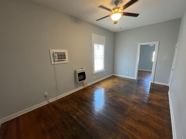 Building Photo - Spacious 3 bedroom Highland Apartment