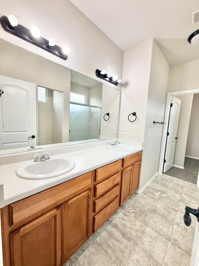 Building Photo - Move in ready home on Keagster