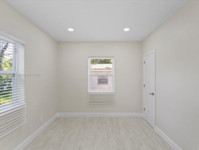 Building Photo - 113 SW 22nd Ave