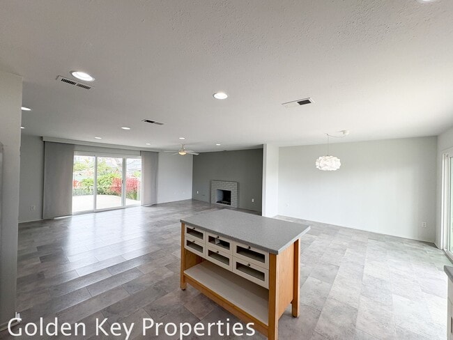 Building Photo - Welcome to this stunning 3-bedroom, 2-bath...
