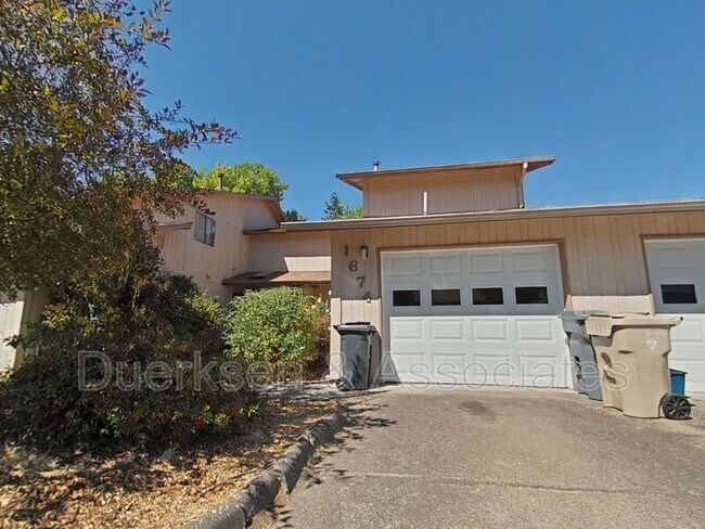 Building Photo - 1674 SW Country Club Pl