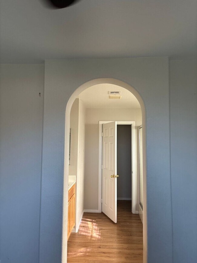 Building Photo - GREAT TOWNHOME LOCATED IN GATED COMMUNITY!!