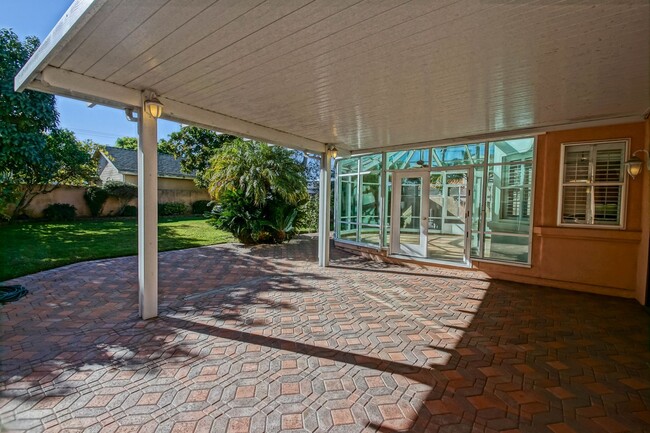 Building Photo - VERY SPACIOUS, BRIGHT & AIRY HOME W/ UNIQU...