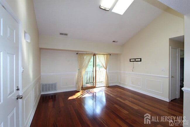 Building Photo - 208 Ravens Crest Dr