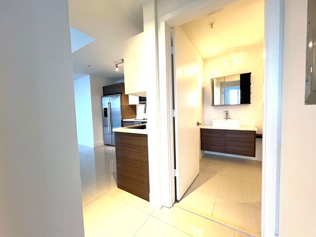 Building Photo - 1010 SW 2nd Ave