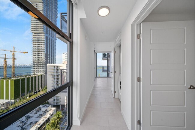 Building Photo - 2150 N Bayshore Dr