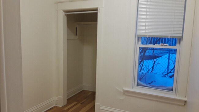 Building Photo - AVAILABLE JULY - 3 BED 1 BATH