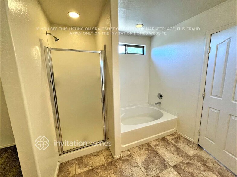 Building Photo - 2420 E Meadow Mist Ln