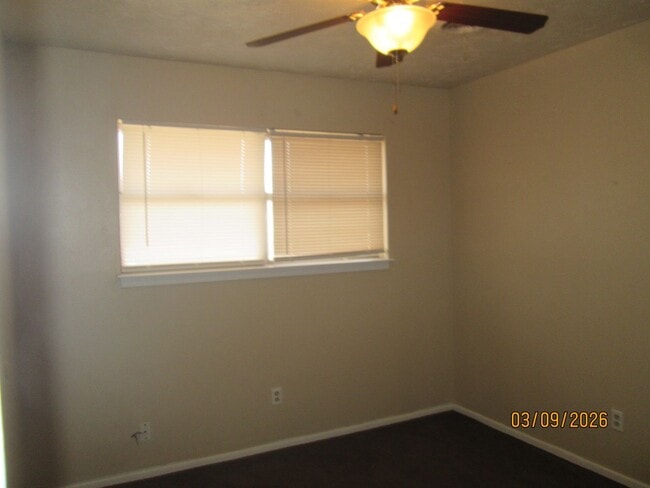 Building Photo - HOUSE - 3 bedrooms, 2 bathrooms, single car garage