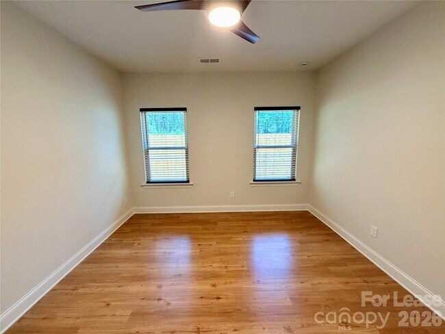 Building Photo - 525 N Linwood Ave
