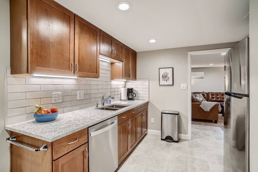 Building Photo - 3061 Oak St